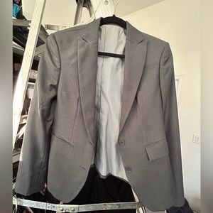 No brand custom made suit jacket. Wears like a 4.
